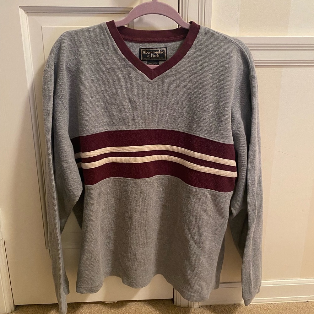 Abercrombie & Fitch Vintage Gray Long Sleeve V-Neck with Stripe Detail Size L